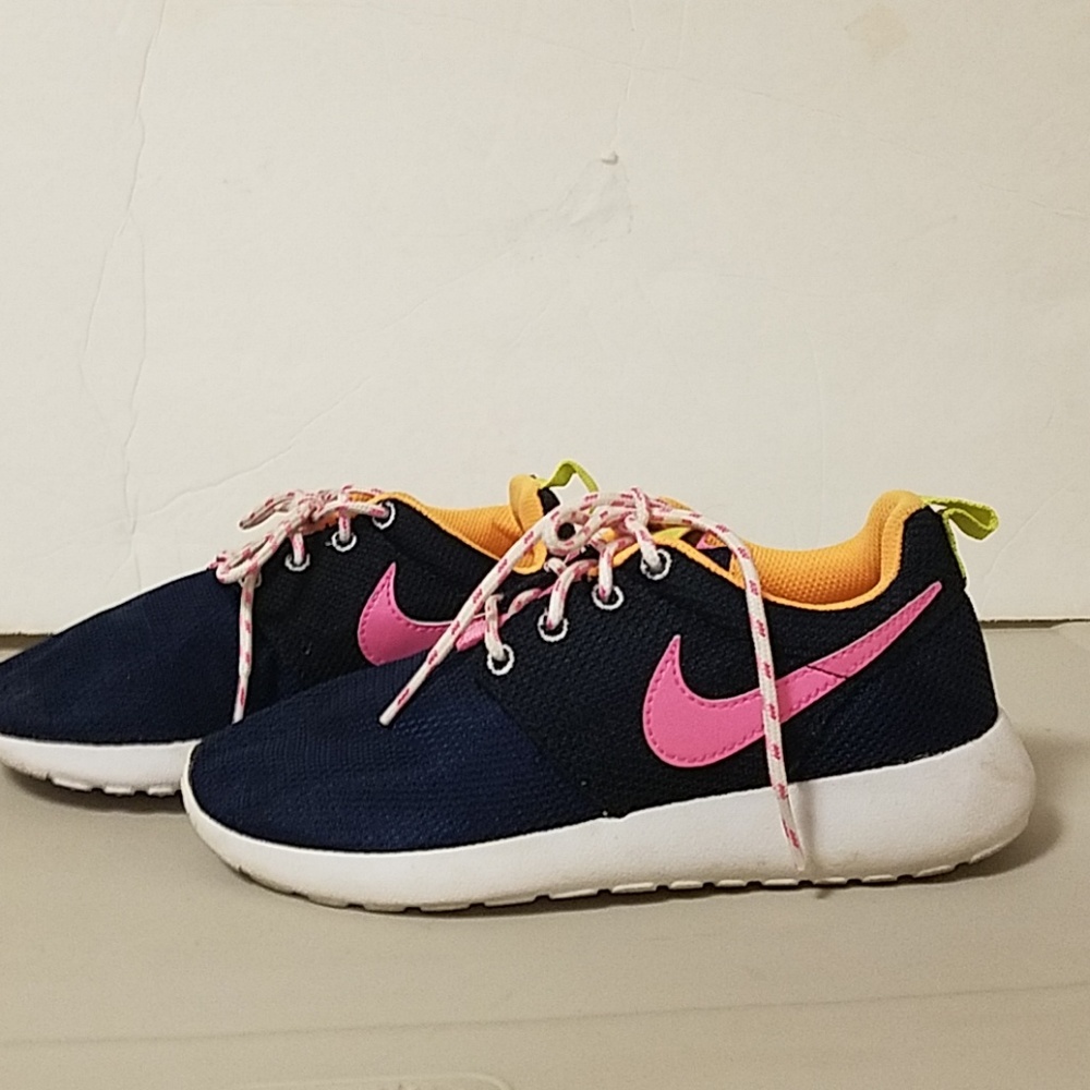 Nike Rosherun sneakers size 2Y